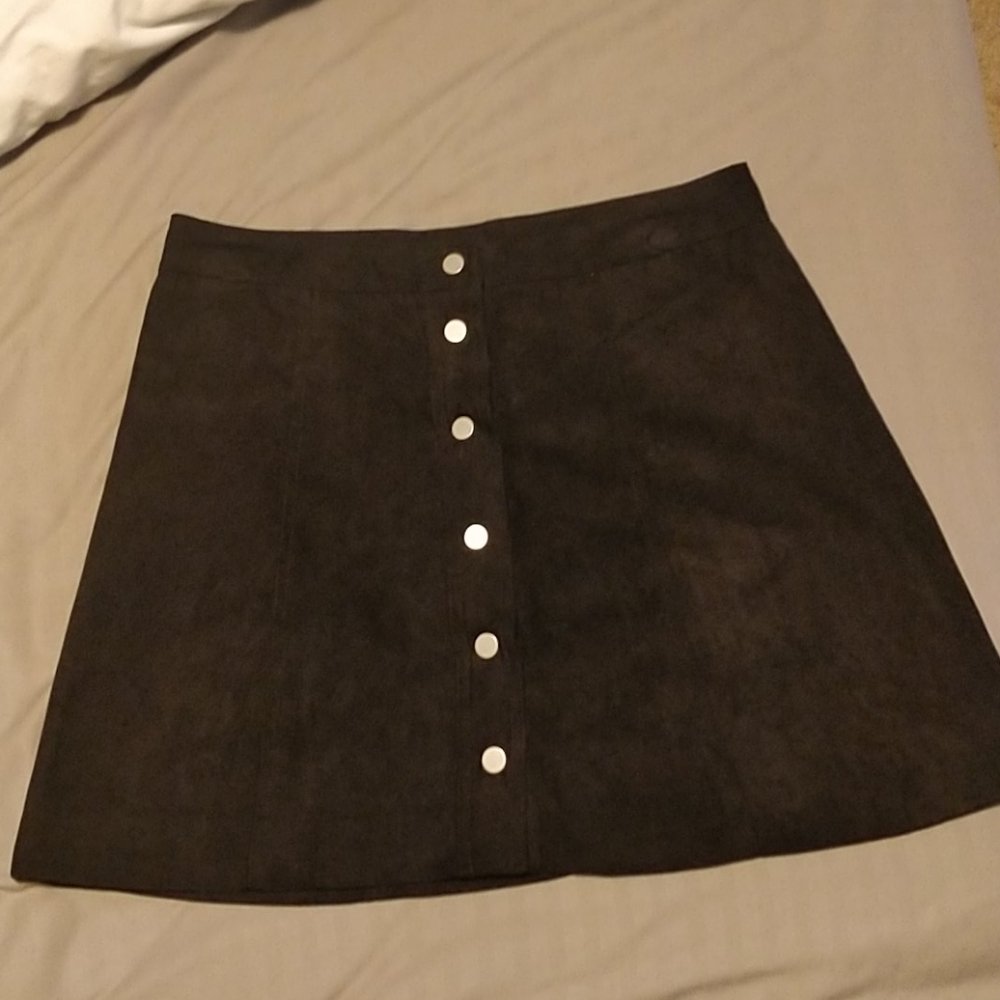 H	& M black button skirt